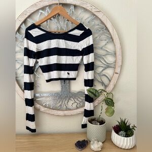 ABERCROMBIE & FITCH Woman’s Vintage Cropped Long Sleeve Top. Size Small.